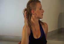Asana van de week: Marichyasana (zittende twist) Vrouw doet een yoga oefening